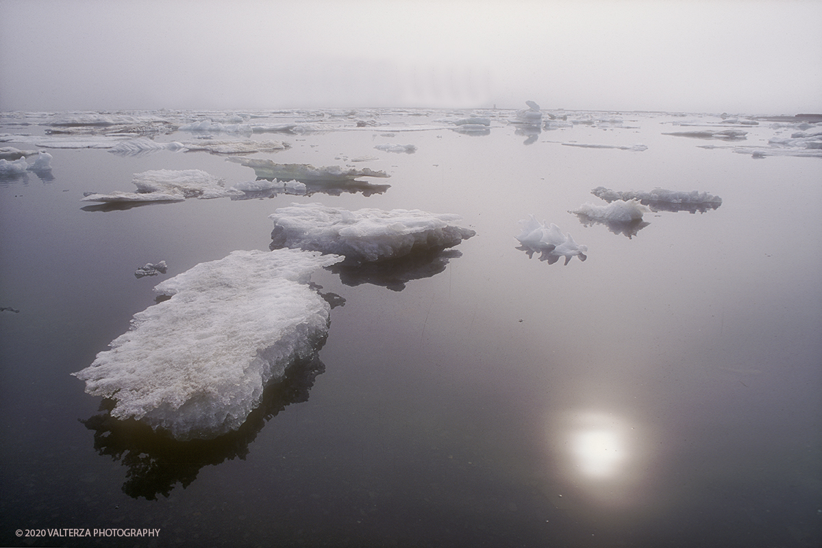 80 SIBERIA.jpg - Luglio/Agosto 1992. Siberia, terra dei Chukchi. Nell'oceano artico  125 Km a nord-est della penisola dei Chukchi (Siberia) c'Ã¨ l'isola di Wrangel, essa ospita piÃ¹ del doppio di specie vegetali (417) di qualsiasi territorio artico a paritÃ  di superficie nonchÃ¨ 30 specie diverse di uccelli oltre ad orsi polari, foche e trichechi ; per questo motivo   Ã¨ stata proclamata patrimonio dell'umanitÃ  dall'UNESCO. Nella foto la baia di Ushakovskii.